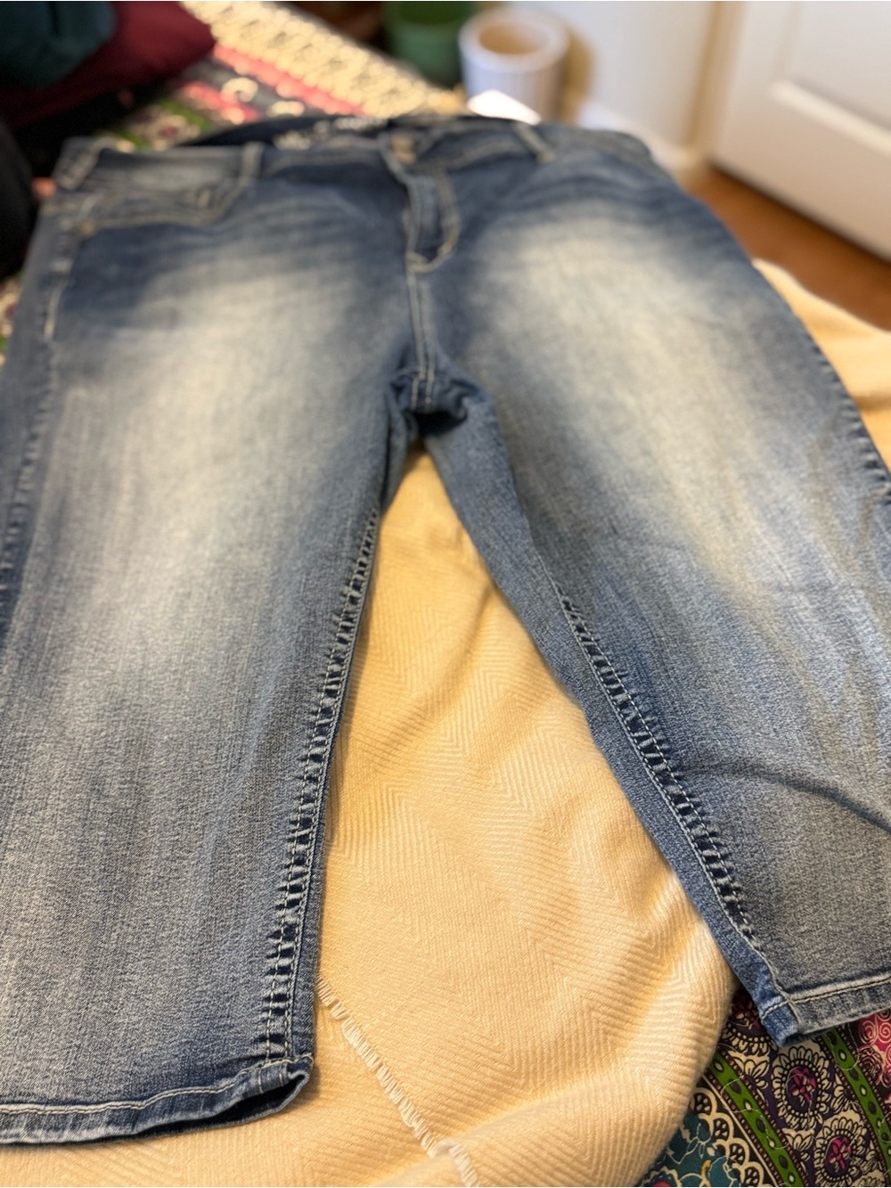 Womans WallflowerBlue Faded Stretch capri jeans